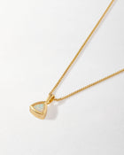 Colar Triângulo Pedra do Mês - Outubro (Opala) - Ouro 18K | SILLENE