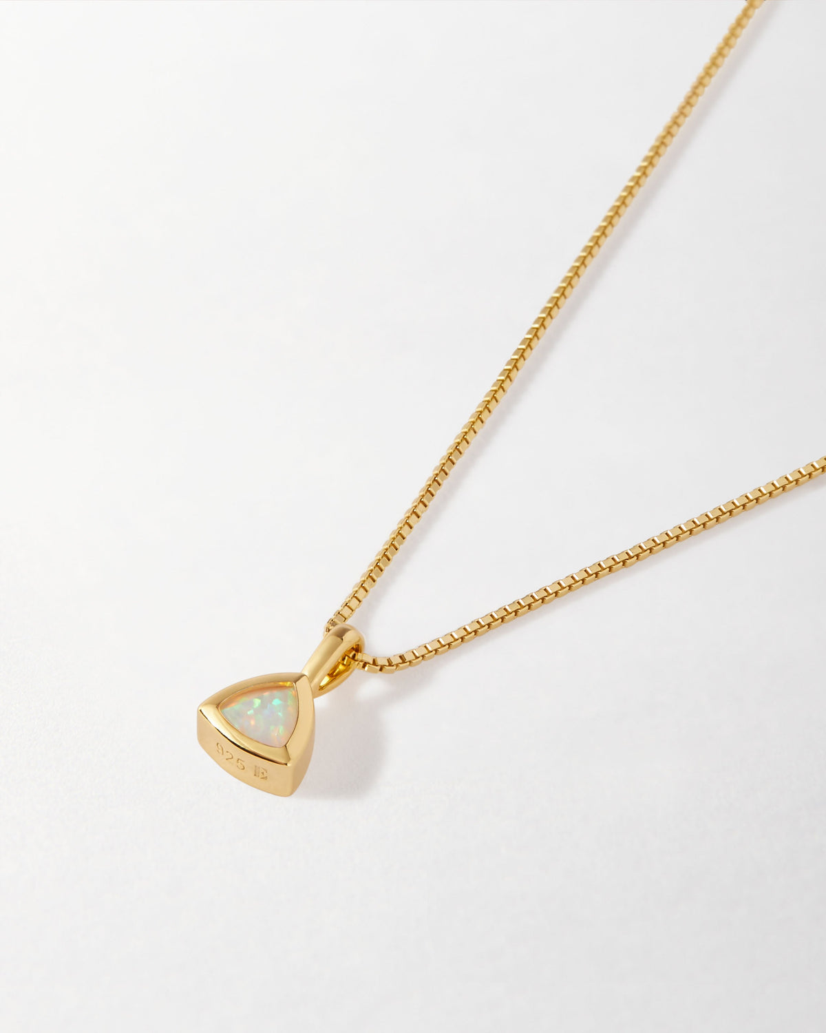 Colar Triângulo Pedra do Mês - Outubro (Opala) - Ouro 18K | SILLENE