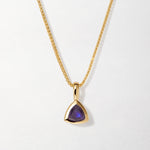 Colar Triângulo Pedra do Mês - Setembro (Safira Azul) - Ouro 18K | SILLENE