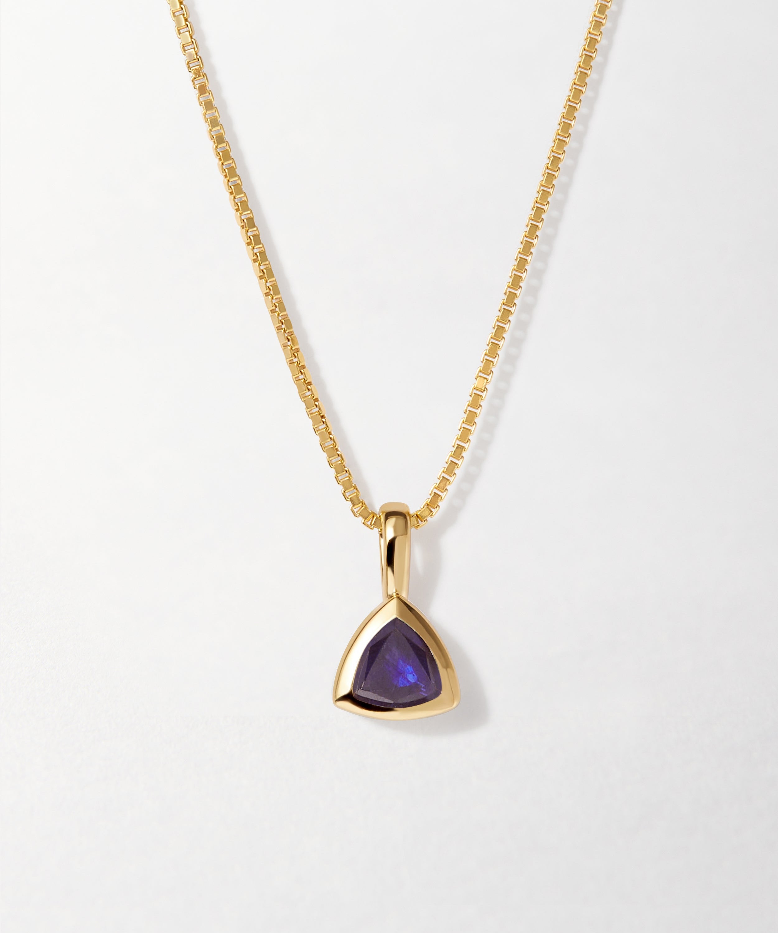 Colar Triângulo Pedra do Mês - Setembro (Safira Azul) - Ouro 18K | SILLENE