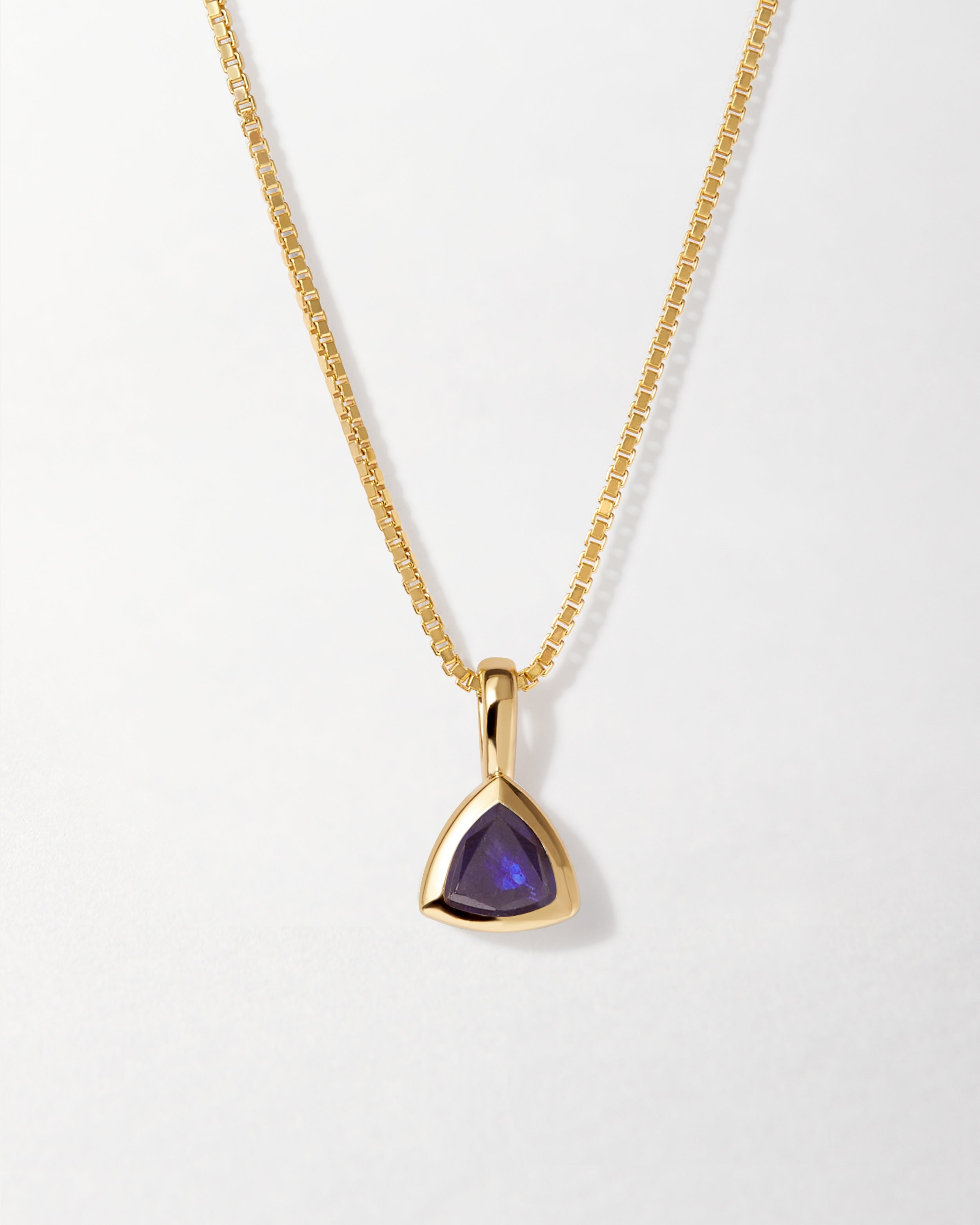 Colar Triângulo Pedra do Mês - Setembro (Safira Azul) - Ouro 18K | SILLENE