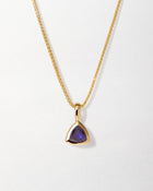 Colar Triângulo Pedra do Mês - Setembro (Safira Azul) - Ouro 18K | SILLENE