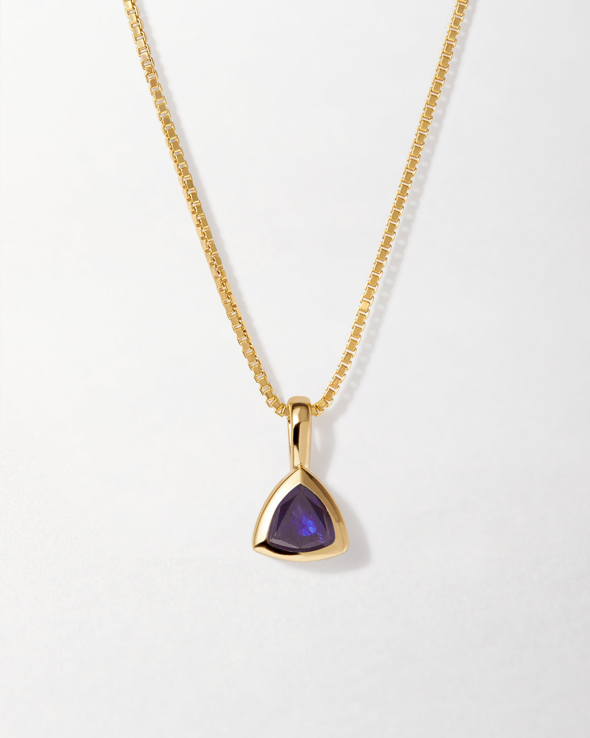 Colar Triângulo Pedra do Mês - Setembro (Safira Azul) - Ouro 18K | SILLENE