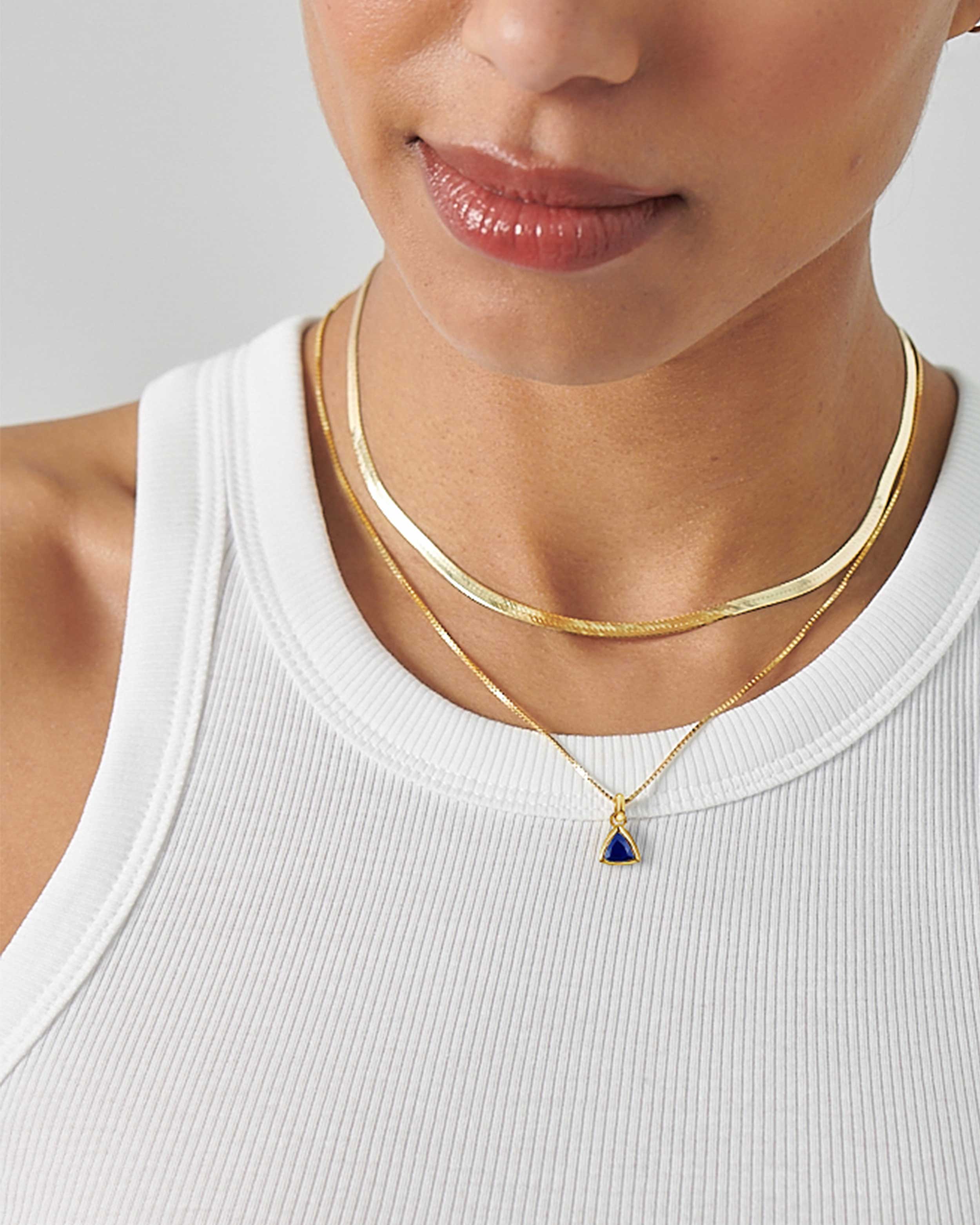 Colar Triângulo Pedra do Mês - Setembro (Safira Azul) - Ouro 18K | SILLENE