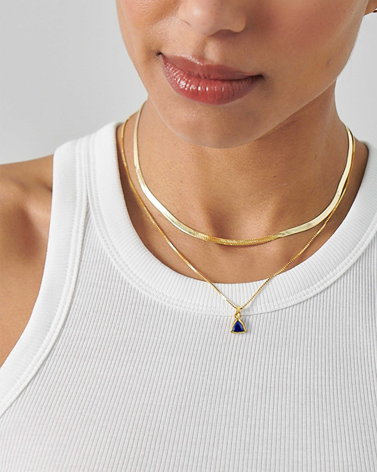 Colar Triângulo Pedra do Mês - Setembro (Safira Azul) - Ouro 18K | SILLENE