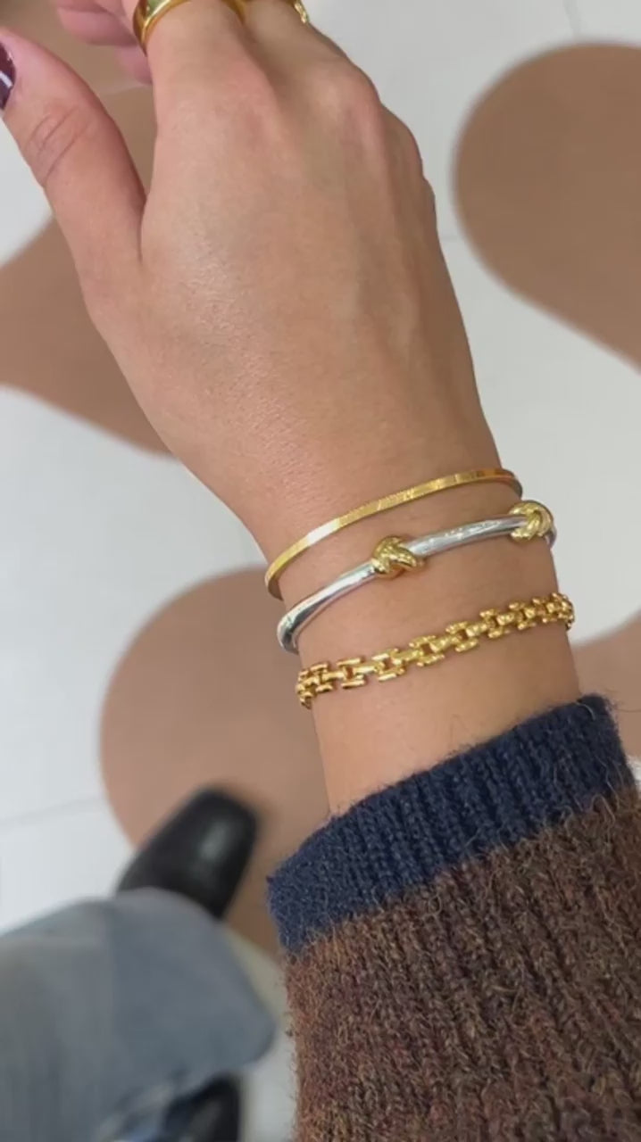 Bracelete Nó Articulado SILLENE em uso