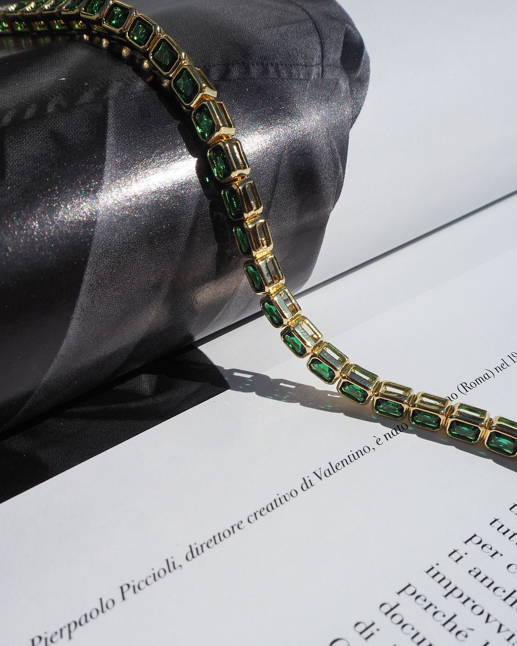 Pulseira Bisel Ballier Esmeralda Verde - Ouro 18K em uso | SILLENE