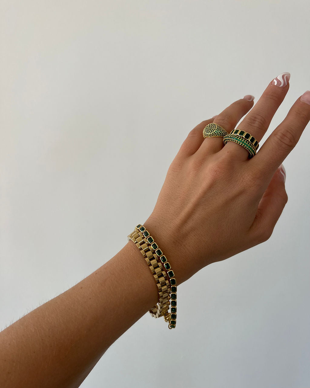 Pulseira Bisel Ballier Esmeralda Verde - Ouro 18K em uso | SILLENE