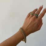 Pulseira Bisel Ballier Esmeralda Verde - Ouro 18K em uso | SILLENE