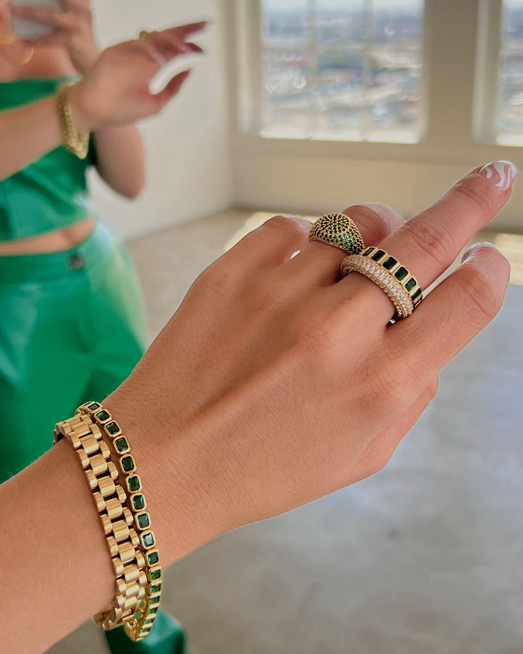 Pulseira Bisel Ballier Esmeralda Verde - Prata em uso | SILLENE