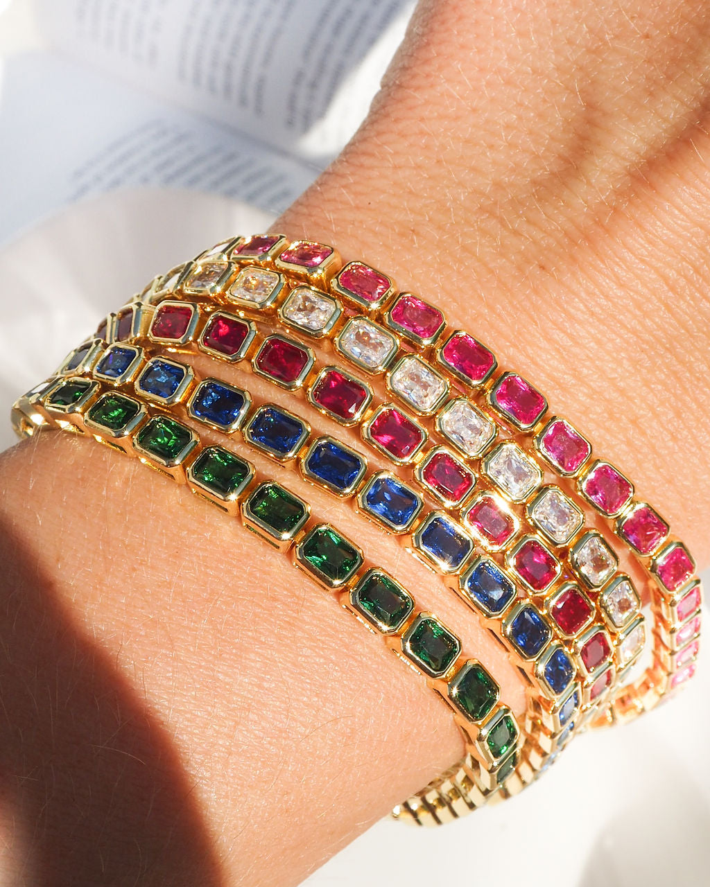 Detalhe da Pulseira Bisel Ballier Rubi Vermelho - Ouro 18K | SILLENE