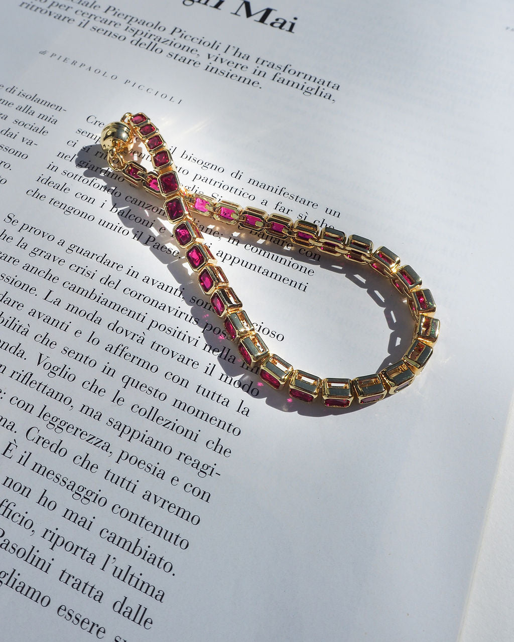 Pulseira Bisel Ballier Rubi Vermelho - Ouro 18K em uso | SILLENE