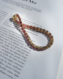 Pulseira Bisel Ballier Rubi Vermelho - Ouro 18K em uso | SILLENE