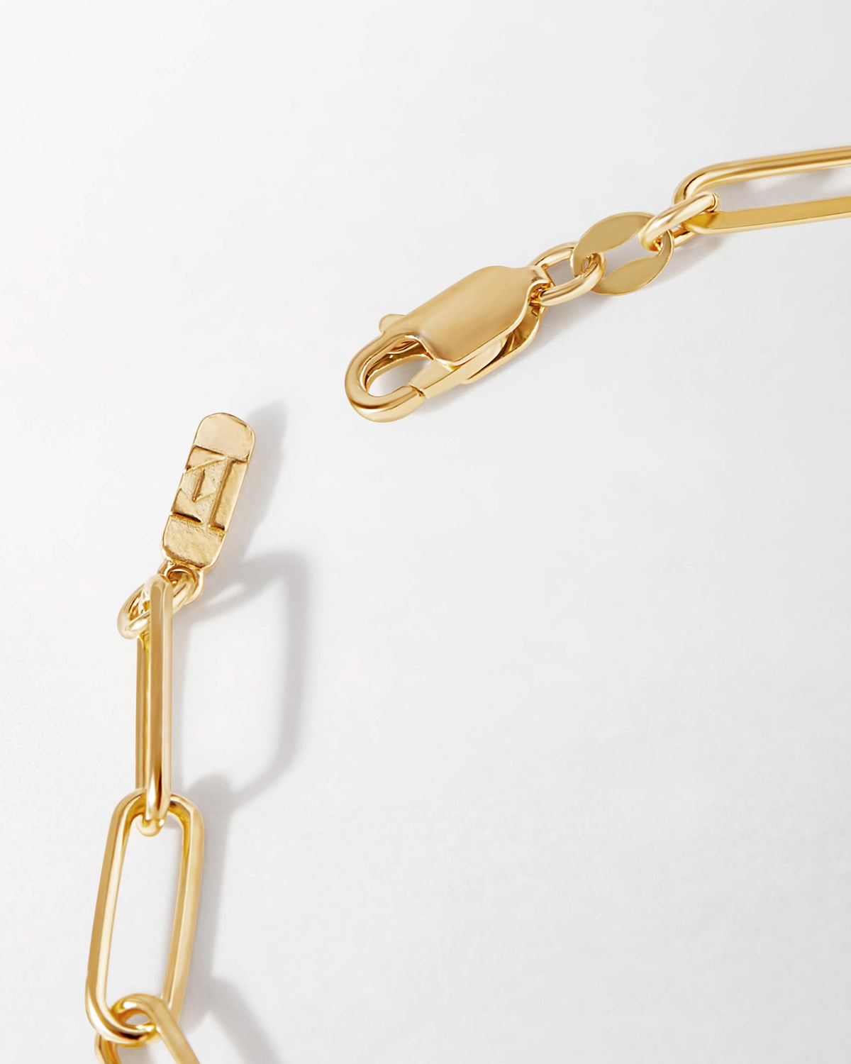 Pulseira Corrente Paperclip - Ouro 18K em uso | SILLENE