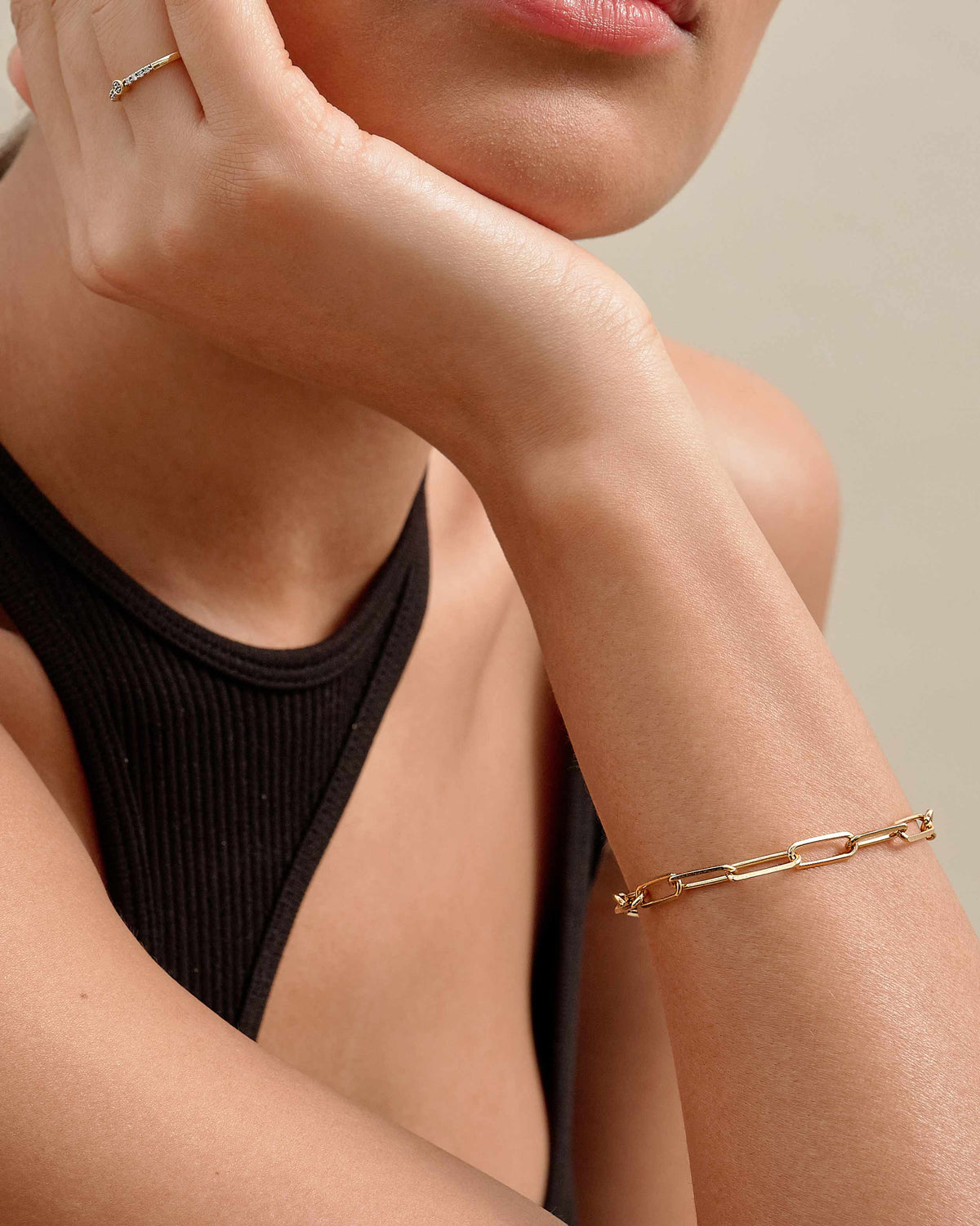 Pulseira Corrente Paperclip - Ouro 18K em uso | SILLENE