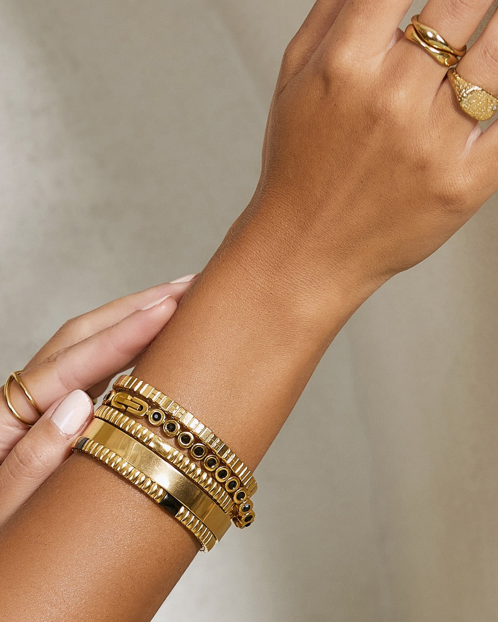 Pulseira Maeve Preta - Ouro 18K | SILLENE