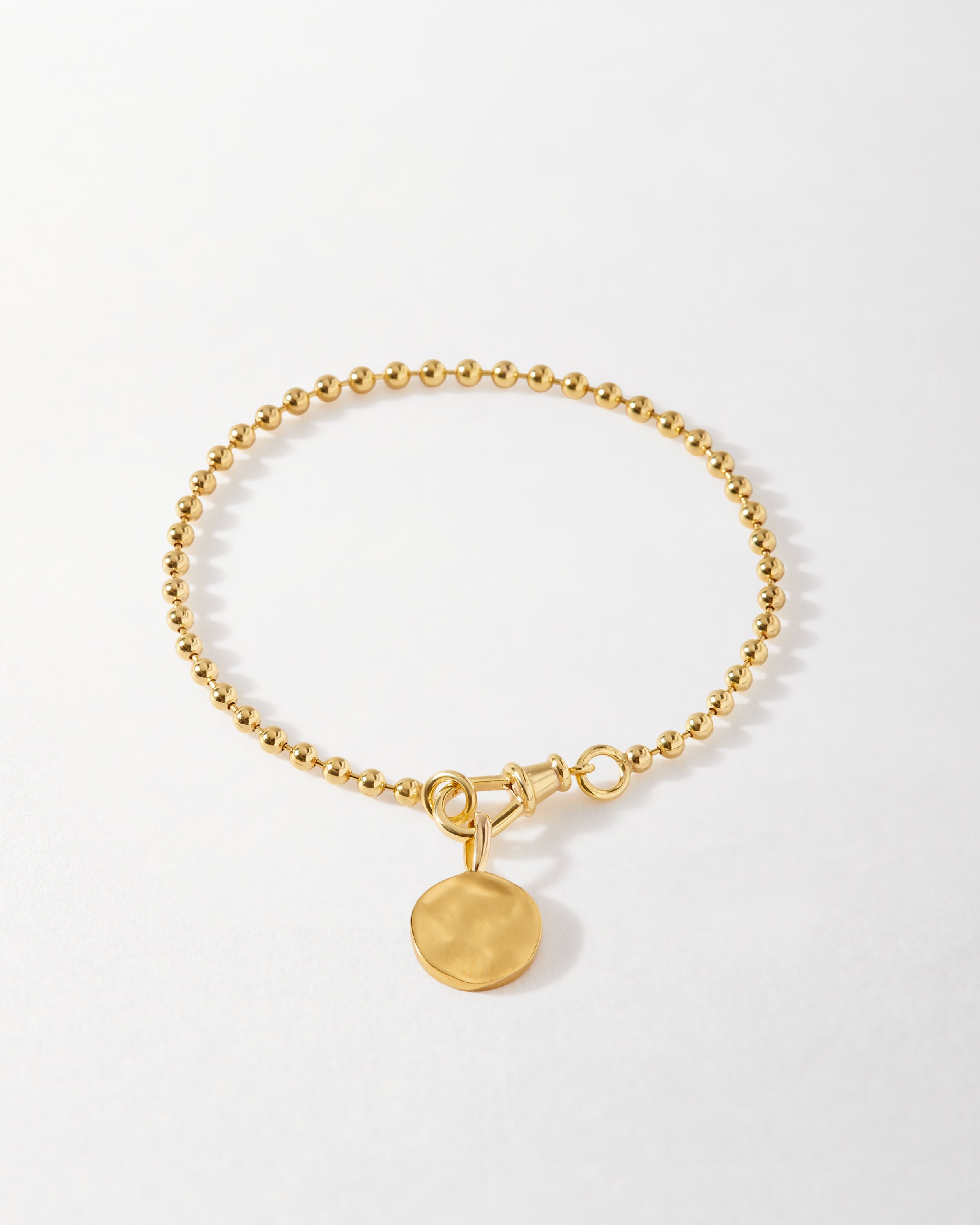 Detalhe da Pulseira Moeda Globo - Ouro 18K | SILLENE