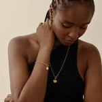 Pulseira Moeda Globo - Ouro 18K em uso | SILLENE