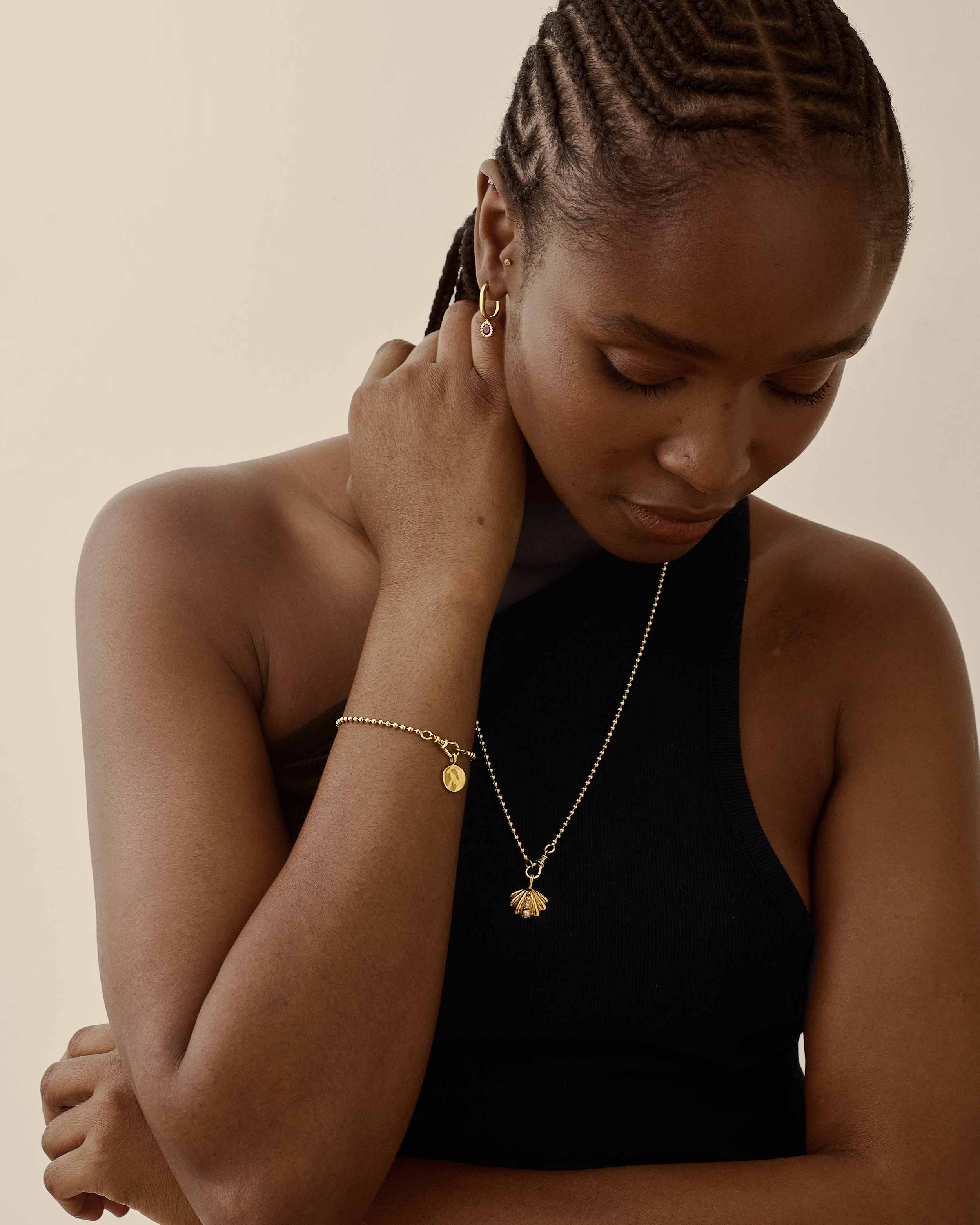Pulseira Moeda Globo - Ouro 18K em uso | SILLENE