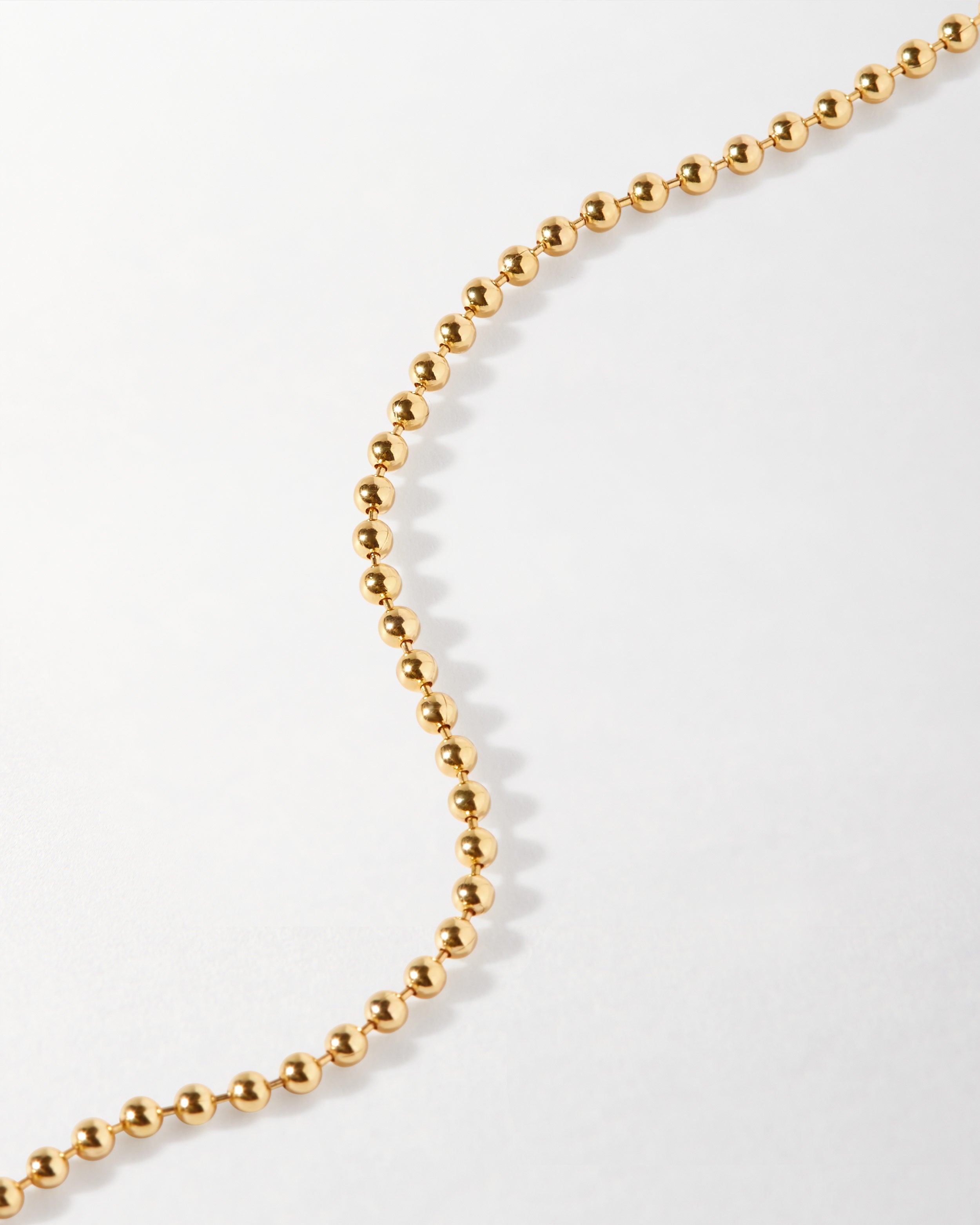 Pulseira Moeda Globo - Ouro 18K em uso | SILLENE