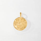 Pulseira Moeda Globo - Ouro 18K em uso | SILLENE