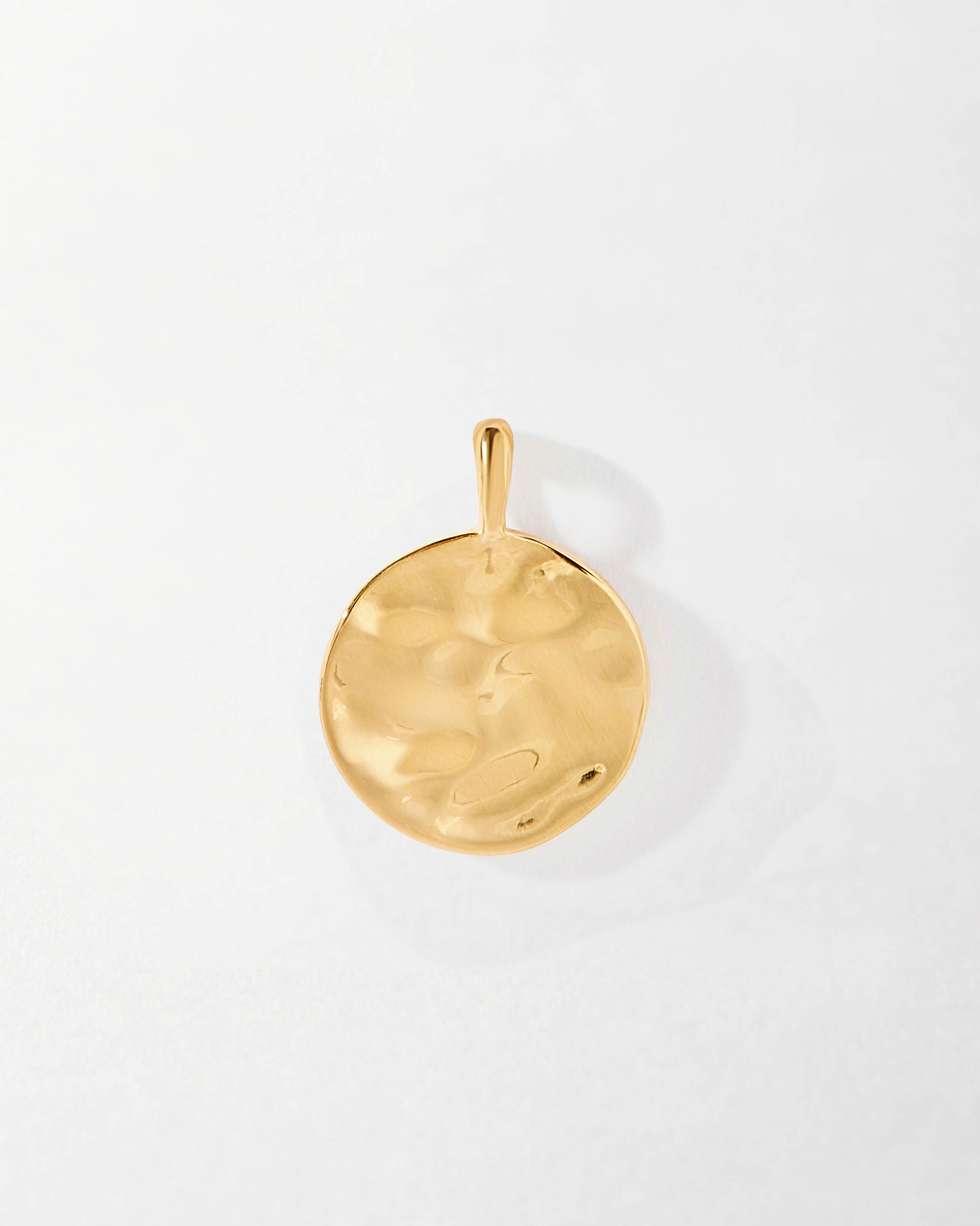 Pulseira Moeda Globo - Ouro 18K em uso | SILLENE