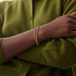 Pulseira Moeda Globo - Ouro 18K em uso | SILLENE