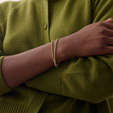 Pulseira Moeda Globo - Ouro 18K em uso | SILLENE
