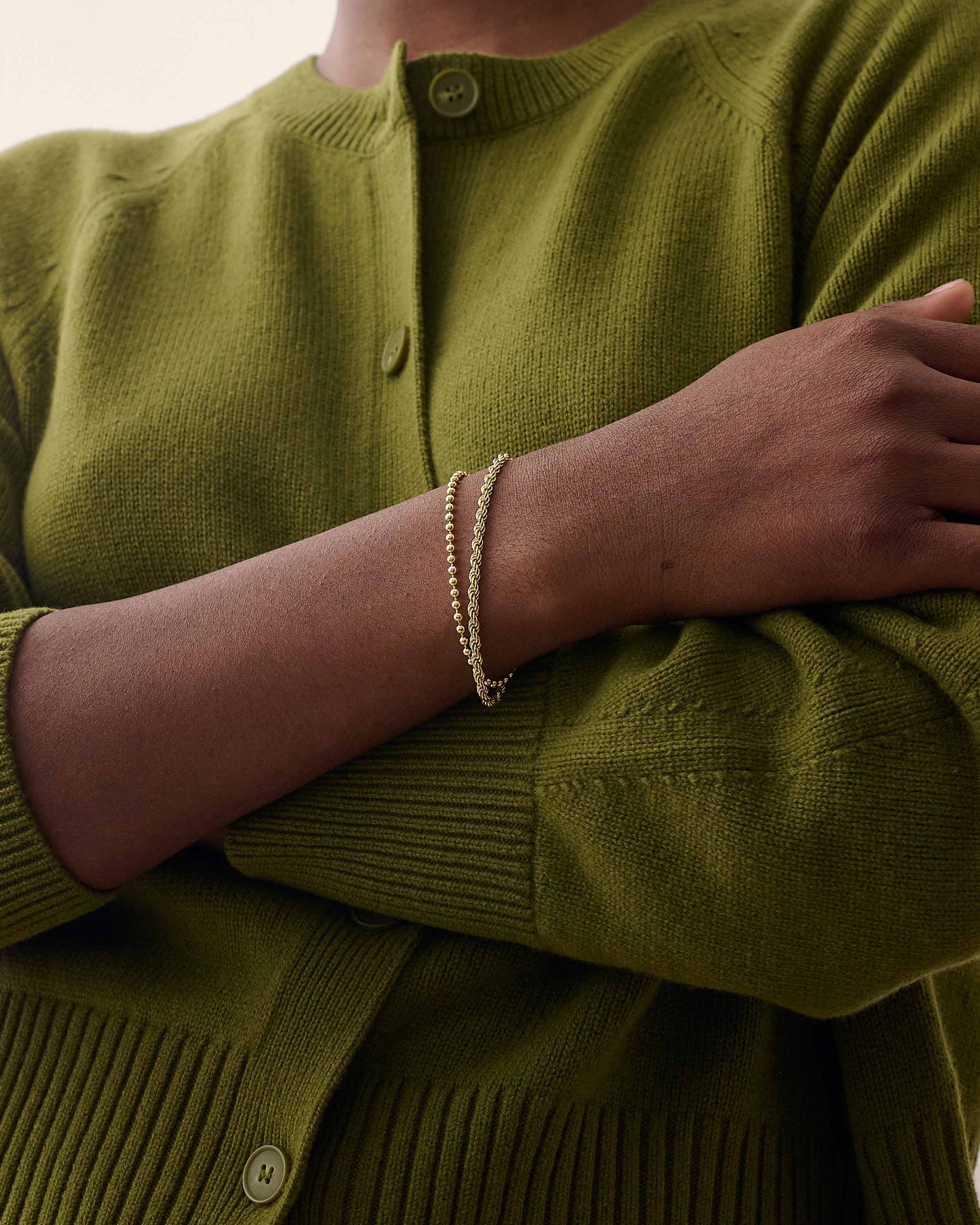 Pulseira Moeda Globo - Ouro 18K em uso | SILLENE
