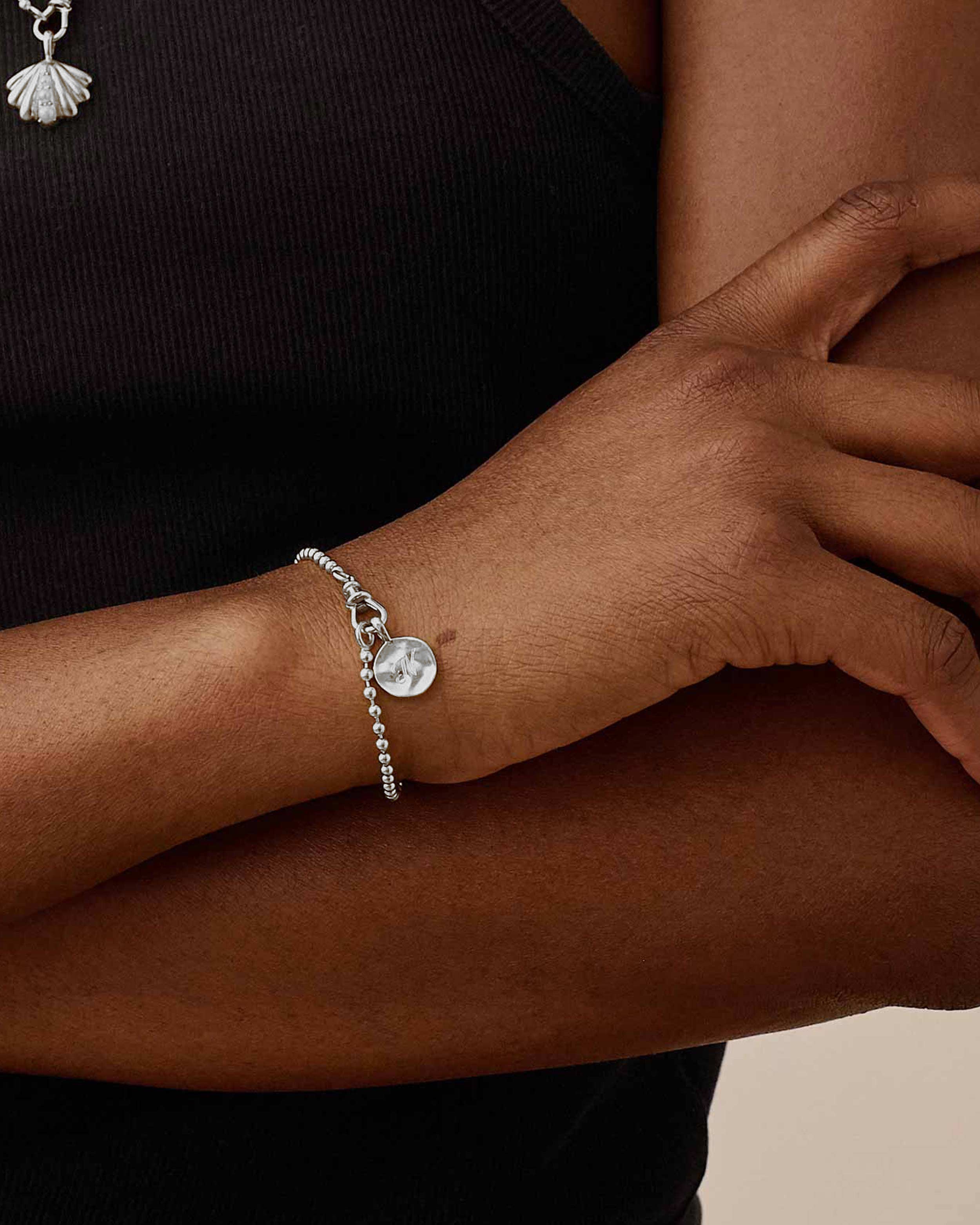 Detalhe da Pulseira Moeda Globo - Prata | SILLENE