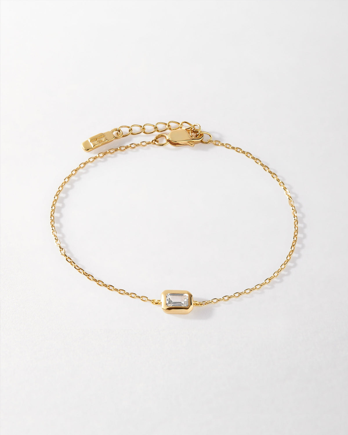 Pulseira Pingente Pedra do Mês - Abril (Topázio Branco) - Ouro 18K em uso | SILLENE