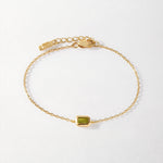 Pulseira Pingente Pedra do Mês - Agosto (Peridoto) - Ouro 18K em uso | SILLENE