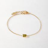 Pulseira Pingente Pedra do Mês - Agosto (Peridoto) - Ouro 18K em uso | SILLENE