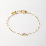 Pulseira Pingente Pedra do Mês - Dezembro (Topázio Azul) - Ouro 18K em uso | SILLENE