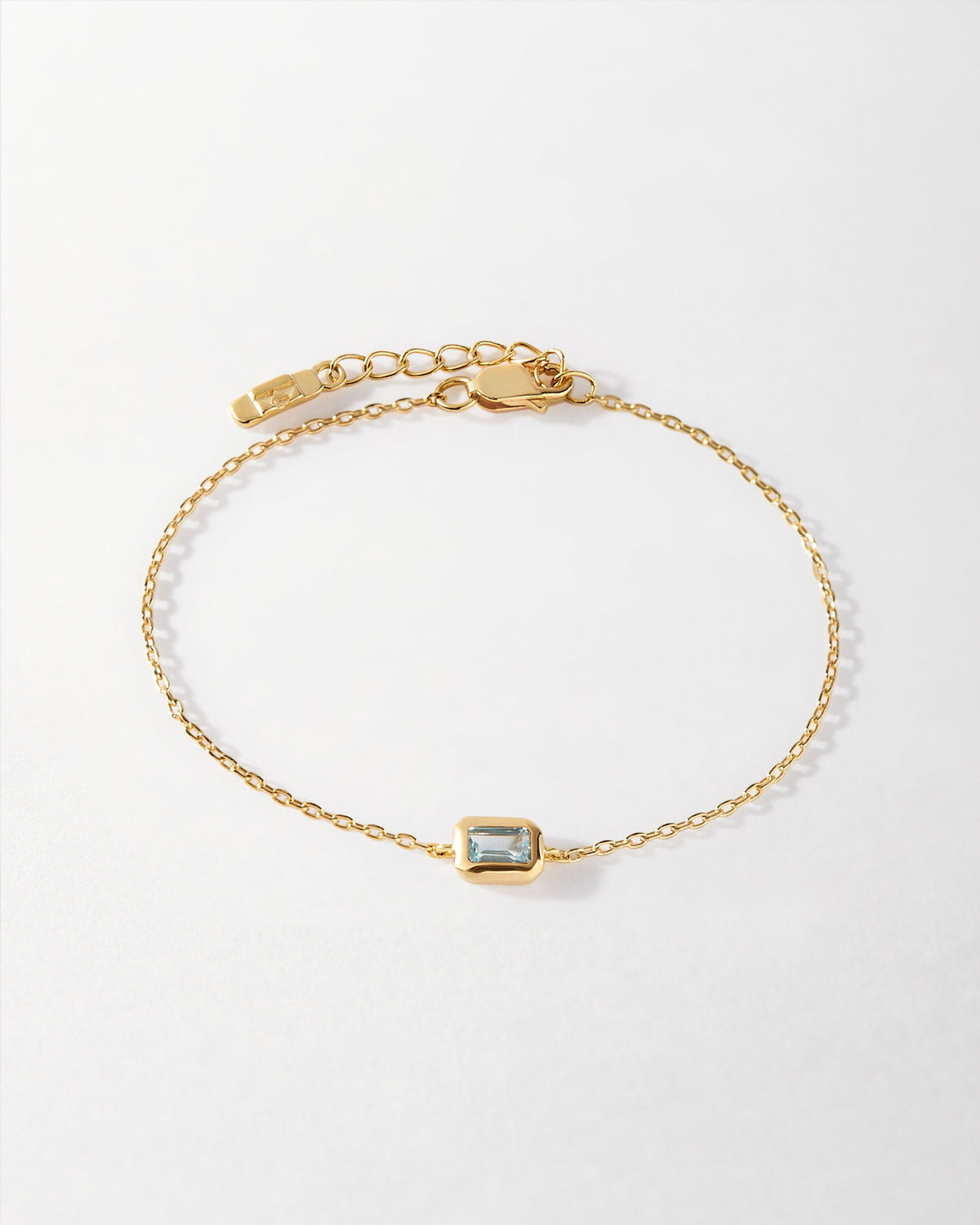 Pulseira Pingente Pedra do Mês - Dezembro (Topázio Azul) - Ouro 18K em uso | SILLENE