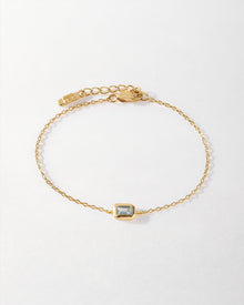 Pulseira Pingente Pedra do Mês - Dezembro (Topázio Azul) - Ouro 18K em uso | SILLENE