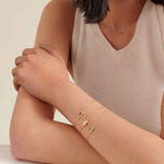 Pulseira Pingente Pedra do Mês - Julho (Rubi) - Ouro 18K em uso | SILLENE