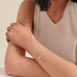 Pulseira Pingente Pedra do Mês - Julho (Rubi) - Ouro 18K em uso | SILLENE