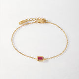 Pulseira Pingente Pedra do Mês - Julho (Rubi) - Ouro 18K em uso | SILLENE