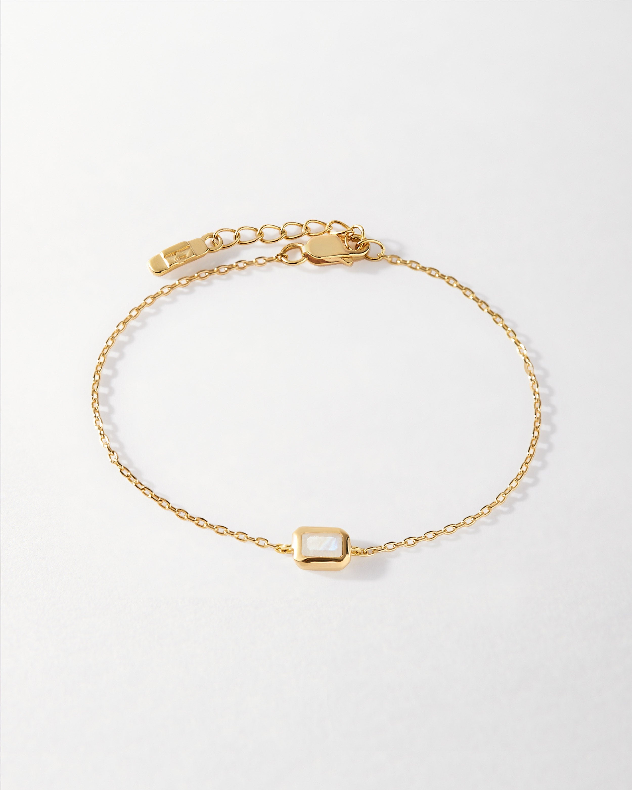 Pulseira Pingente Pedra do Mês - Junho (Pedra-da-Lua) - Ouro 18K em uso | SILLENE
