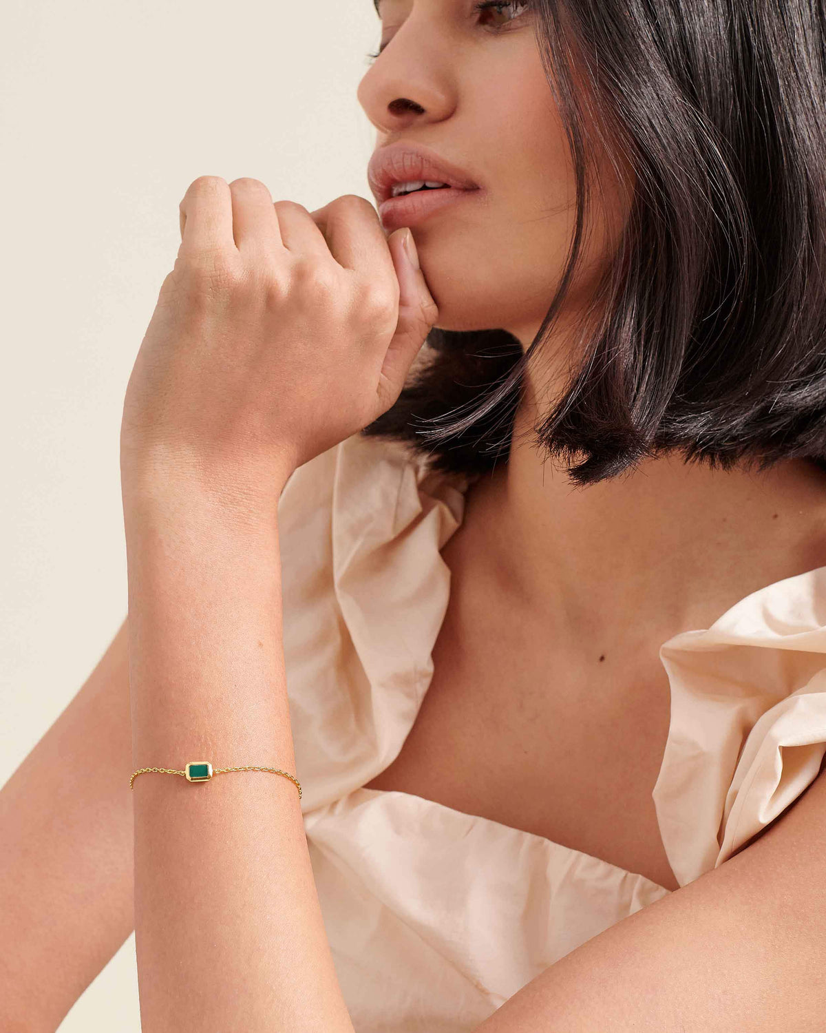 Pulseira Pingente Pedra do Mês - Maio (Ônix Verde) - Ouro 18K em uso | SILLENE