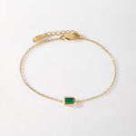 Pulseira Pingente Pedra do Mês - Maio (Ônix Verde) - Ouro 18K em uso | SILLENE