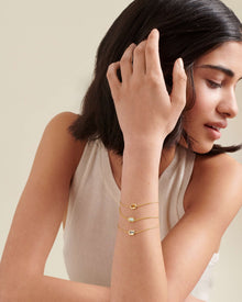 Pulseira Pingente Pedra do Mês - Maio (Ônix Verde) - Ouro 18K em uso | SILLENE