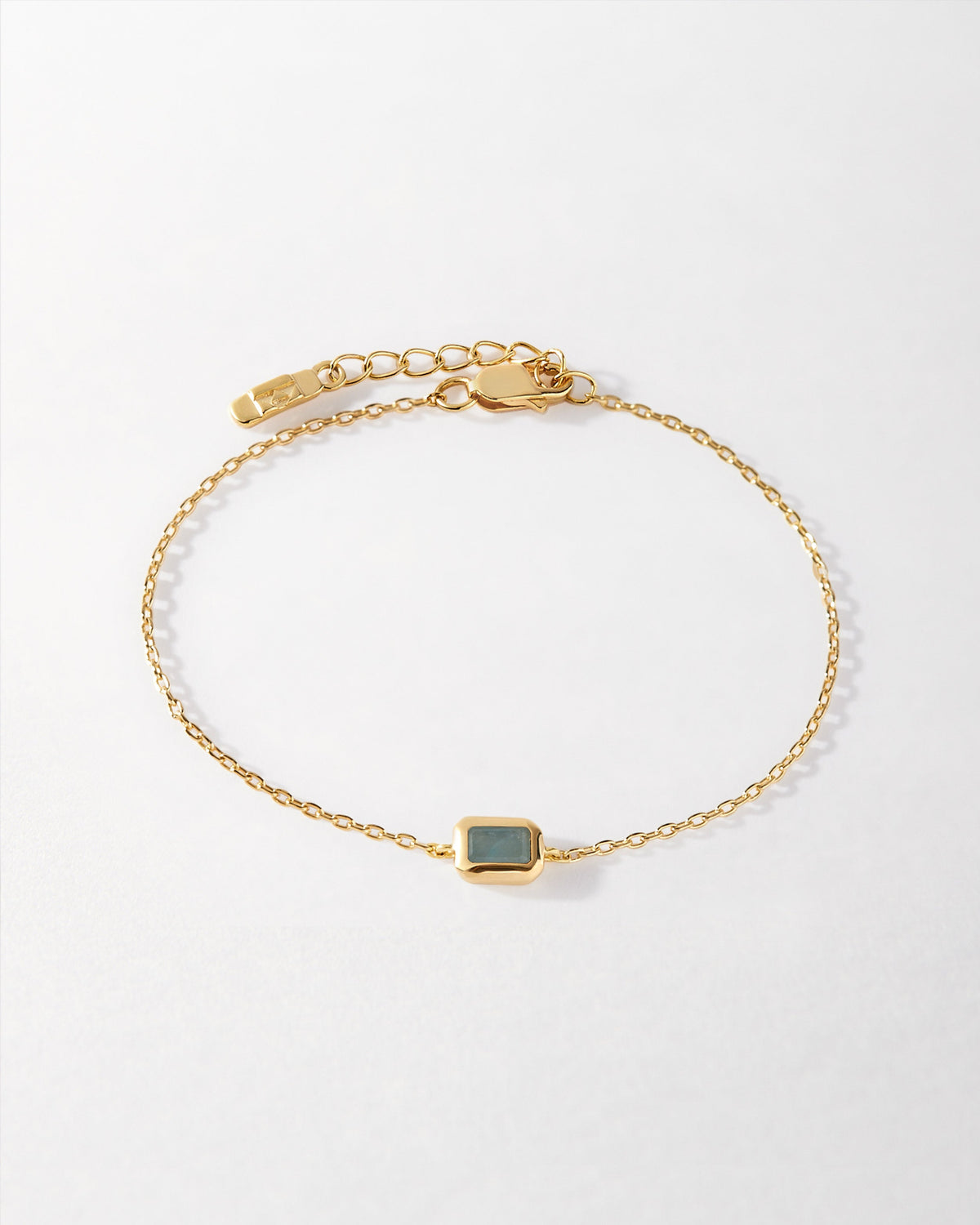 Pulseira Pingente Pedra do Mês - Março (Água-marinha) - Ouro 18K em uso | SILLENE
