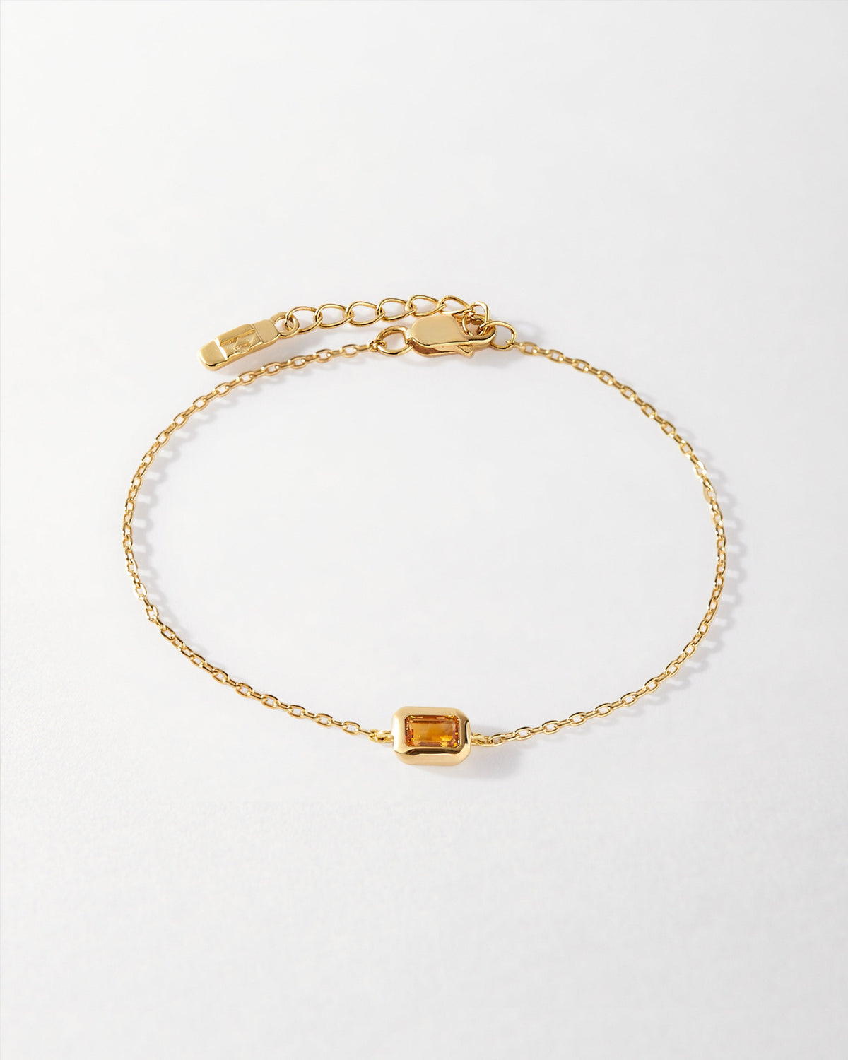 Pulseira Pingente Pedra do Mês - Novembro (Citrino) - Ouro 18K em uso | SILLENE