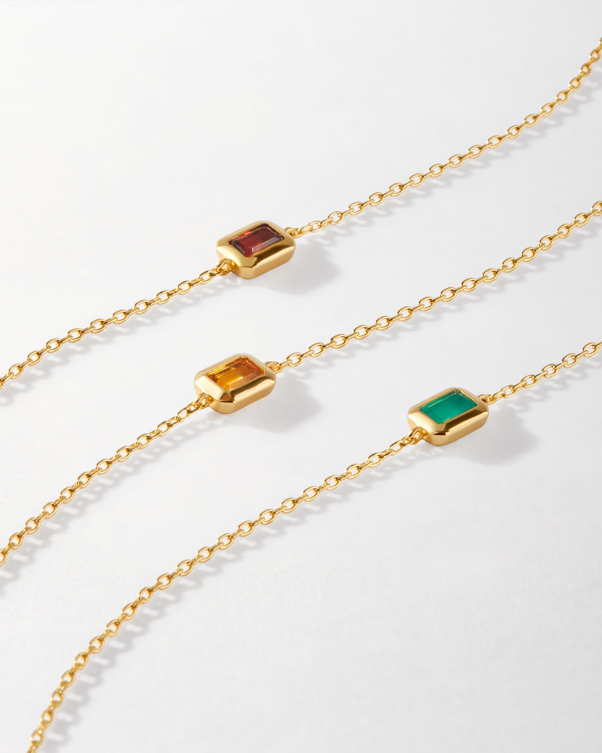 Pulseira Pingente Pedra do Mês - Outubro (Opala) - Ouro 18K em uso | SILLENE