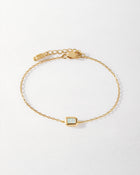 Pulseira Pingente Pedra do Mês - Outubro (Opala) - Ouro 18K em uso | SILLENE