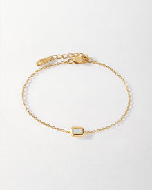 Pulseira Pingente Pedra do Mês - Outubro (Opala) - Ouro 18K em uso | SILLENE