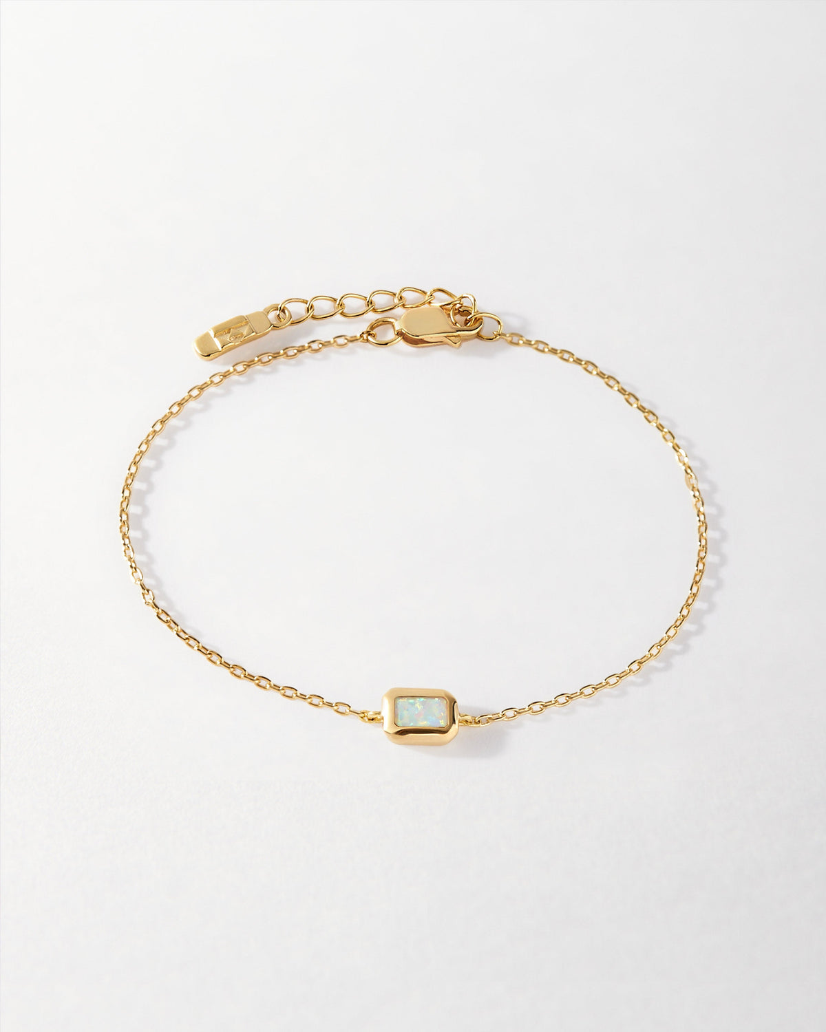 Pulseira Pingente Pedra do Mês - Outubro (Opala) - Ouro 18K em uso | SILLENE