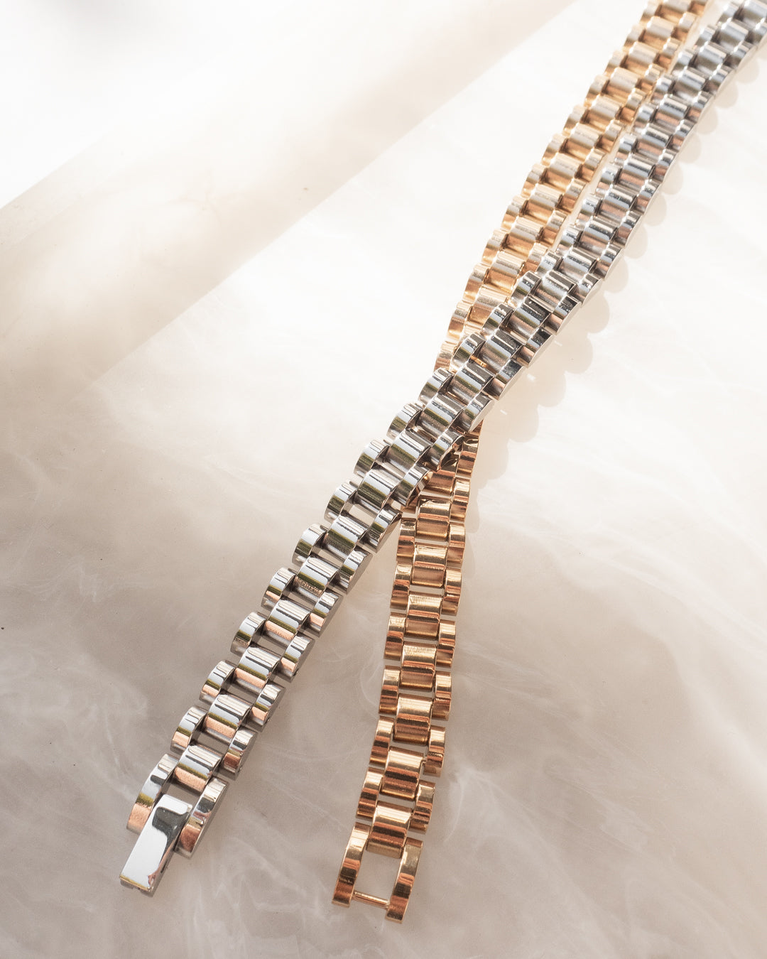 Pulseira Timepiece - Ouro 18K em uso | SILLENE